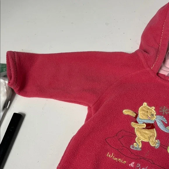 Vintage Disney Sz 80 (9-12 Months) Pink Fleece Winnie & Piglet Love to Skate - Picture 2 of 5